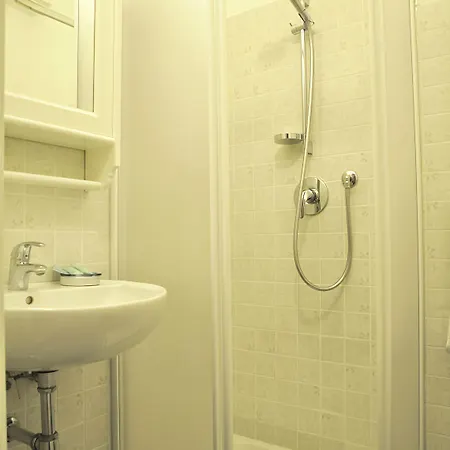 伯圣塔玛丽亚酒店 *